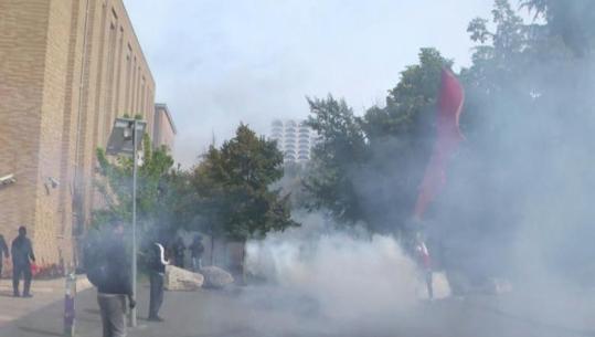 Protestuesit tentojnë të sulmojnë selinë e PS, policia i shpërndan me gaz lotsjellës
