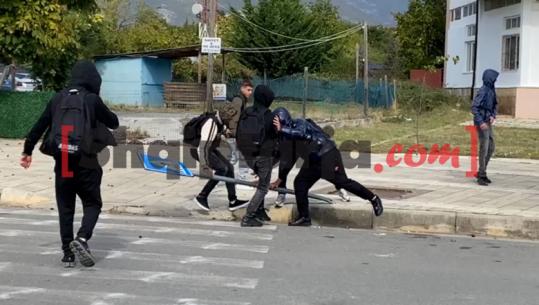 Tensione në Kukës, të rinj dhe të mitur shkatërrojnë stolat e tabelat rrugore! Sulmohet me gurë edhe Pallati i Kulturës 