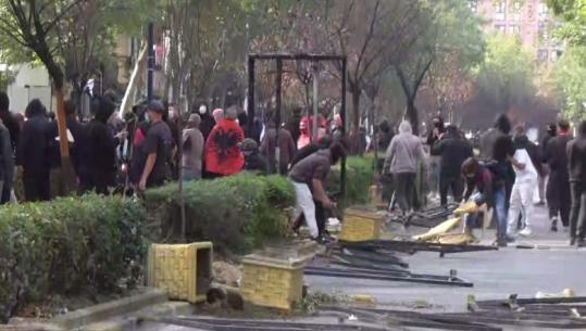 Akte vandale, protestuesit e maskuar shkulin kangjellat në qendër të Tiranës