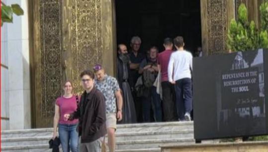 Balla publikon foton: Turistët e frikësuar strehohen në kishë gjatë protestës, apel prindërve të mos lejojnë fëmijët të përfshihen në dhunë
