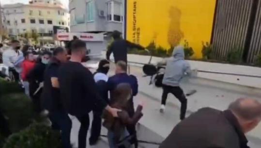 Dhunohen efektivët në Durrës, turma rrethon dhe sulmon 2 prej tyre me shkopinj, gurë e karrige! Pamje të rënda