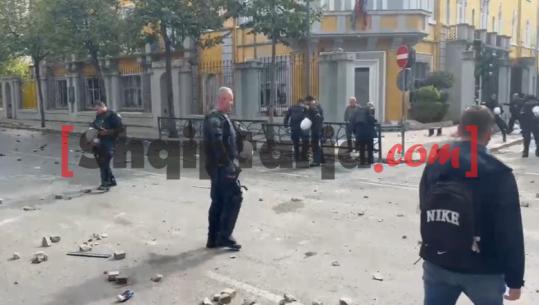 Qetësohet situata te ‘Rruga e Durrësit’, policia heq gurët e pllakat nga rruga (VIDEO)