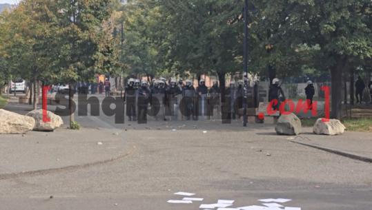 Policia ‘stacionohet’ te selia e PS, disa protestues hyjnë brenda tregut çam