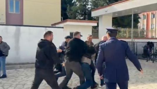 Dhuna në Shkodër, policia shoqëron në komisariat 2 protestues! Pamjet e momentit