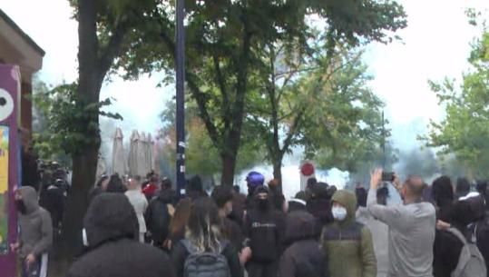 Protestuesit sulmojnë Ministrinë e Mjedisit, thyejnë xhamat te Teatri i Kukullave