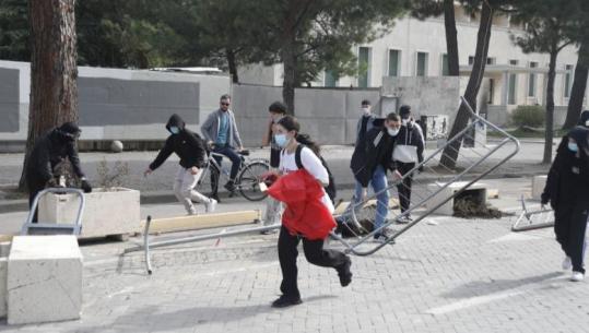 Protestat e dhunshme, Ministria e Arsimit dhe Policia apel prindërve: Mbani fëmijët larg përplasjeve! Mos lejoni të përdoren për dhunë