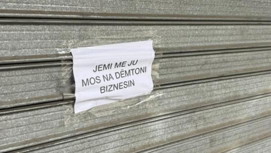 Me letra mbi qepenët e mbyllur, bizneset u përgjigjen sulmeve të protestuesve: Jemi me ju, mos na dëmtoni