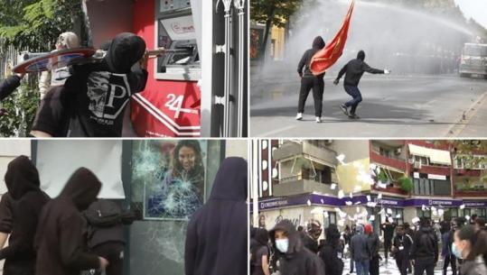 LIVE TV- Protesta/ Fishekzjarrë drejt Bashkisë së Tiranës! Gurë Kuvendit, 3 ministrive dhe efektivëve! Tentohet sulm ndaj selisë së PS, protestuesit shkatërrojnë banka e biznese