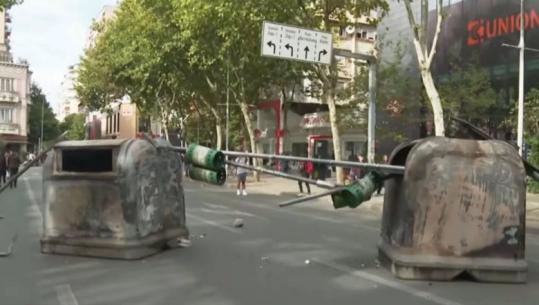 Protesta e dhunshme, protestuesit djegin koshat në zemër të Tiranës