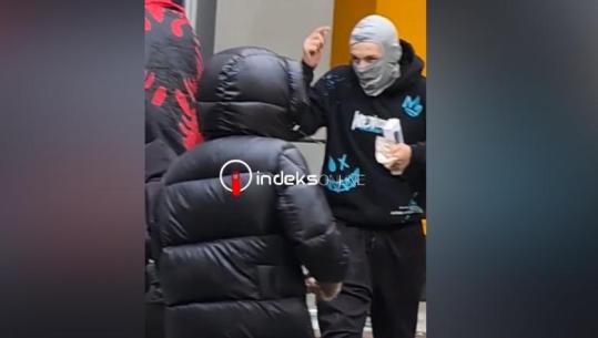 Protestuesit e maskuar vjedhin celularë në një dyqan