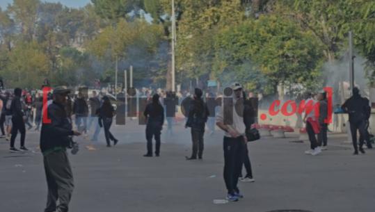 Kapsolla efektivëve, policia shpërndan protestuesit me gaz lotsjellës