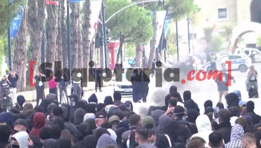Protestuesit mblidhen te Kryeministria, sulme me gurë, molotov e sende të forta drejt policëve! Efektivët u përgjigjen me ujë