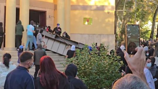 Pamjet nga protestat, Koçiu: Fëmijët nuk e kanë vendin mes dhunës dhe kaosit, apel prindërve të tregojnë kujdes!