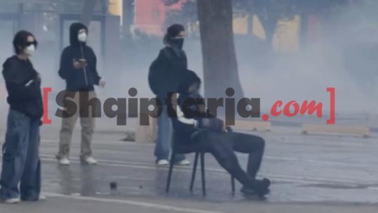Mes kaosit dhe dhunës, protestuesi i maskuar ulet në karrige në mes të bulevardit 'Dëshmorët e Kombit'