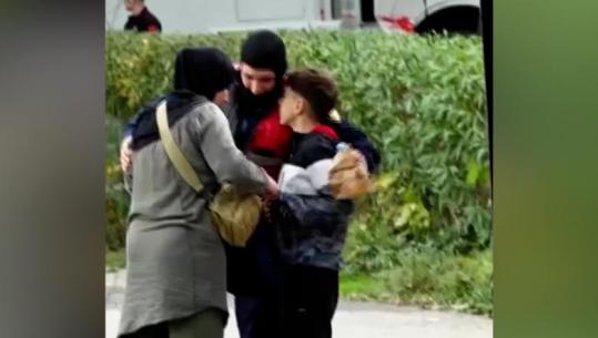 Prej tre ditësh në krye të detyrës, familjarët i çojnë ushqim efektivit të policisë! Momenti kur fëmija e përqafon në mes të kaosit dhe dhunës në Tiranë
