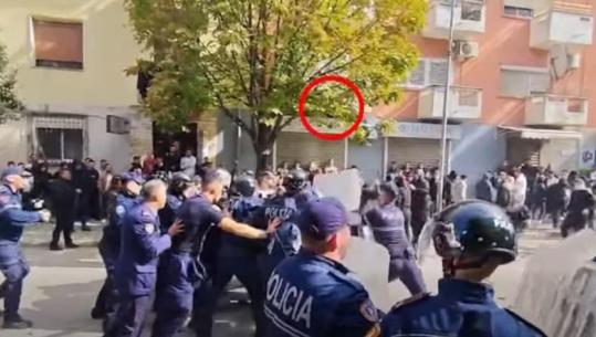 Polici goditet me tullë në kokë gjatë protestës në Tiranë, Balla publikon videon: Nuk janë studentë siç pretendohet (VIDEO)