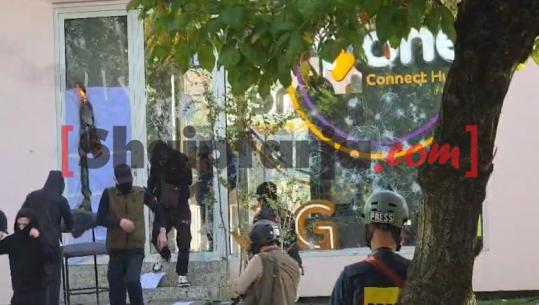 Protestues të maskuar shkatërrojnë dyqanin e celularëve në Tiranë! Thyejnë xhamat dhe futen brenda për të plaçkitur 