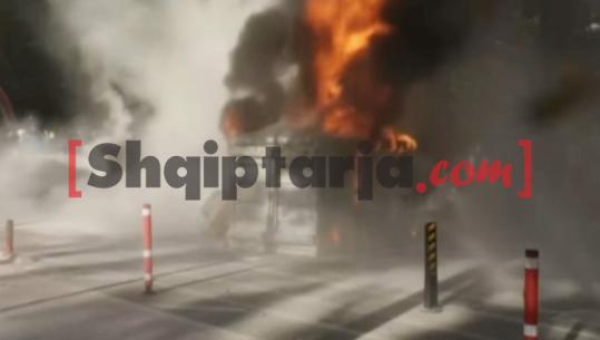 Protestat e dhunshme, protestuesit i vënë flakën koshave në Tiranë! Njëri hipën majë shtyllës