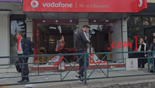Xhama të thyer, protestuesit vijojnë me shkatërrimet e kompanive celulare te 'rruga e Elbasanit'