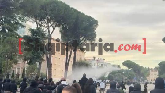 Protestuesit e dhunshëm sulmojnë me gurë e molotovë godinën e Kryeministrisë, efektivët u përgjigjen me ujë e gaz lotsjellës