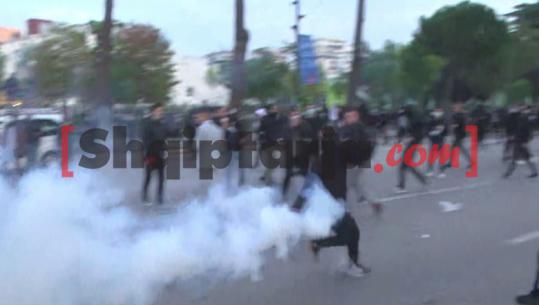 Protestuesit përplasen me policinë, i kthejnë mbrapsht gazin lotsjellës