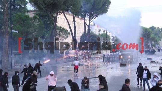 Protestuesit me maska e kapuçë, hedhin fishekzjarre drejt policisë në 'Bulevardin Dëshmorët e Kombit'