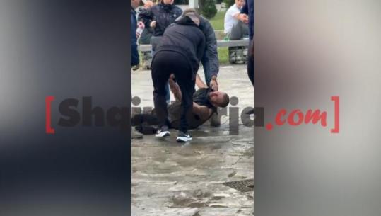 Policia gaz lotsjellës për shpërndarjen e protestuesve, një person mbetet pa ndjenja! Ndihmohet nga të pranishmit e tjerë