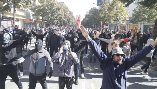 Protestat e dhunshme, dëmtohen muzetë, teatrot dhe Xhamia e Et’hem Beut! Gonxhja apel prindërve: Flisni me fëmijët tuaj! Të protestosh nuk do të thotë të vandalizosh