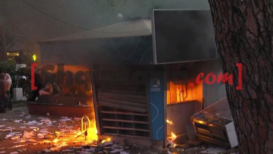 Kioska në Tiranë bëhet shkrumb e ehi, protestuesit i vënë zjarrin! Tymi mbulon zonën