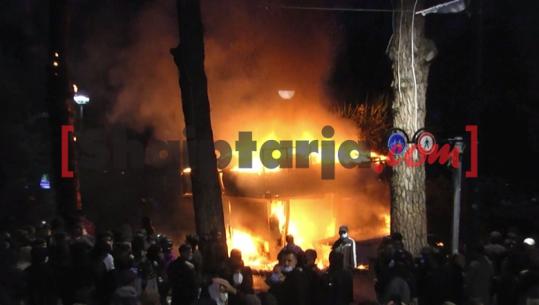 LIVE TV- Protesta/ Tensione te Kryeministria, digjen kioskat, fishekzjarrë policëve! Sulm institucioneve, bankave e bizneseve! Shkatërrim në rrugët e Tiranës, 14 të lënduar