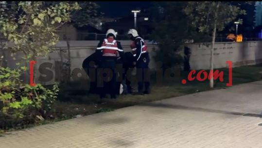 Protesta në Tiranë, disa të shoqëruar te 'Treni' pas shkatërrimit të tabelave rrugore
