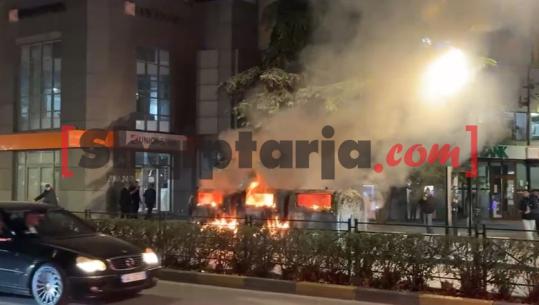 Tym e flakë rrugëve të Tiranës, protestuesit e dhunshëm u vënë zjarrin koshave të mbeturinave në bulevardin Dëshmorët e Kombit