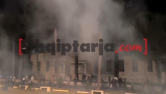 Protesta/ Hidhet gaz lotsjellës dhe ujë pranë Ministrisë së Brendshme