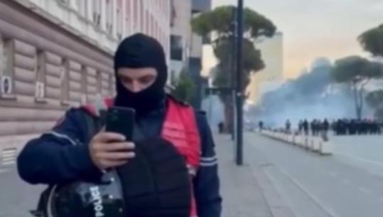 'Zemra e babit', momenti prekës kur efektivi telefon fëmijët gjatë protestës së dhunshme në Tiranë!