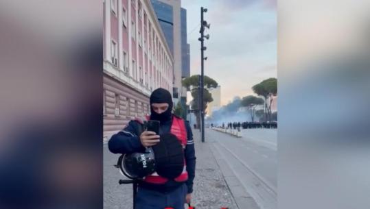 'Zemra e babit', momenti prekës kur efektivi telefon fëmijët gjatë protestës së dhunshme në Tiranë!