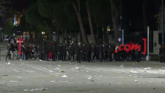 Me maska dhe hekur në duar, rikthehet një grup të rinjsh pranë ish-hotel Dajtit