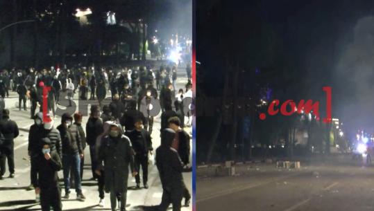 Akte vandale! Një grup afrohen pranë kryeministrisë, policia i shpërndan me gaz
