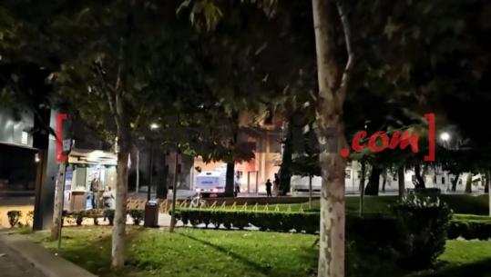 Protestuesit tjetër sulm ministrisë së Ekonomisë, i vihet flaka derës (VIDEO)
