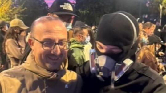 Zjarr e kaos në Tiranë/ Deputeti Korreshi shfaqet i qeshur në tubim, ‘selfie’ me një protestues të maskuar