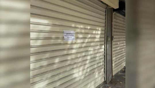 Protestuesit godasin edhe qepenet e bizneseve të mbyllura (VIDEO)