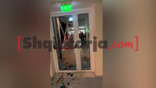 ‘Kemi shumë frikë’- Protestuesit sulmojnë konviktet në Tiranë me gurë e leva hekuri, thyejnë dyer e dritare dhe futen brenda godinave! Tmerr te studentët