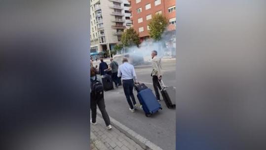 Protestat/ Mes koshave që digjen e kangjellave, turistët largohen nga Tirana