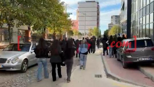 Protesta/ Gjimnazistët në Lezhë bojkotojnë mësimin dhe protestojnë në qytet