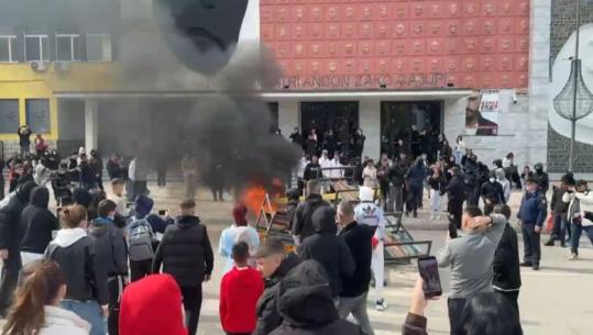 Protesta në Korçë/ Sulmuan me gurë policinë dhe institucionet, 2 të arrestuar dhe 23 nën hetim, mes tyre 15 të mitur (EMRAT)