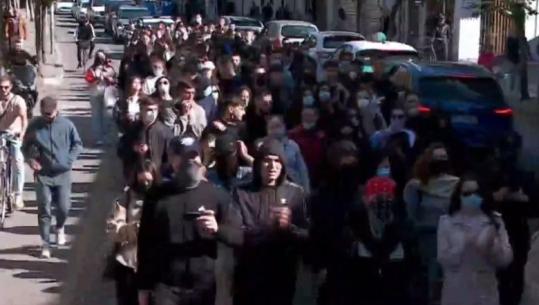 Protesta/ Forcat Operacionale nisin me shoqërimet, protestuesit e maskuar marshim drejt Ministrisë së Arsimit