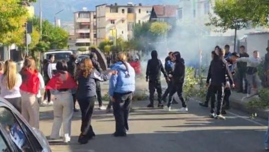 Burrel, protestuesit djegin pemë në rrugë, zhvendosen para komisariatit për të kërkuar lirimin e protestuesit të shoqëruar