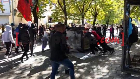 Sërish akte nga protestuesit, bllokojnë rrugën me kosha mbeturinash