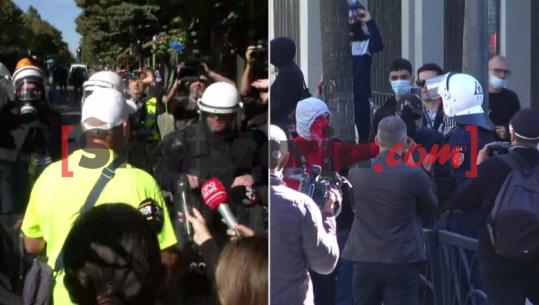 Protestuesit bllokojnë rrugët e Tiranës, ulen këmbëkryq! Mbërrijnë te Ministria e Arsimit
