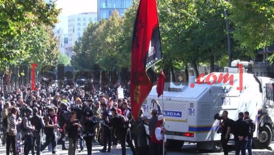 Policia spraps autobotin e ujit, u liron rrugën protestuesve! Shmangen incidentet, vijon marshimi në ‘Rrugën e Durrësit’