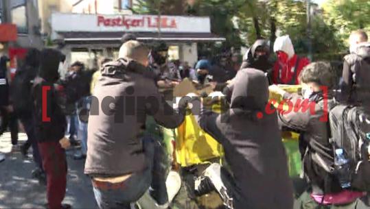 Protestues të maskuar bllokojnë ‘Rrugën e Durrësit’ me kosha mbeturinash, të tjerët marshojnë